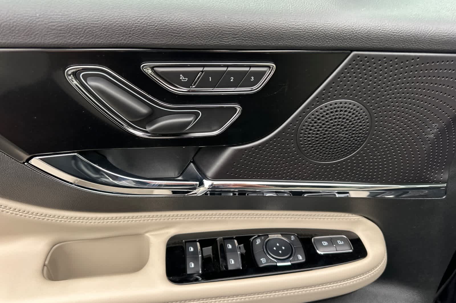 Thumbnail: 2025 Lincoln Corsair - 13