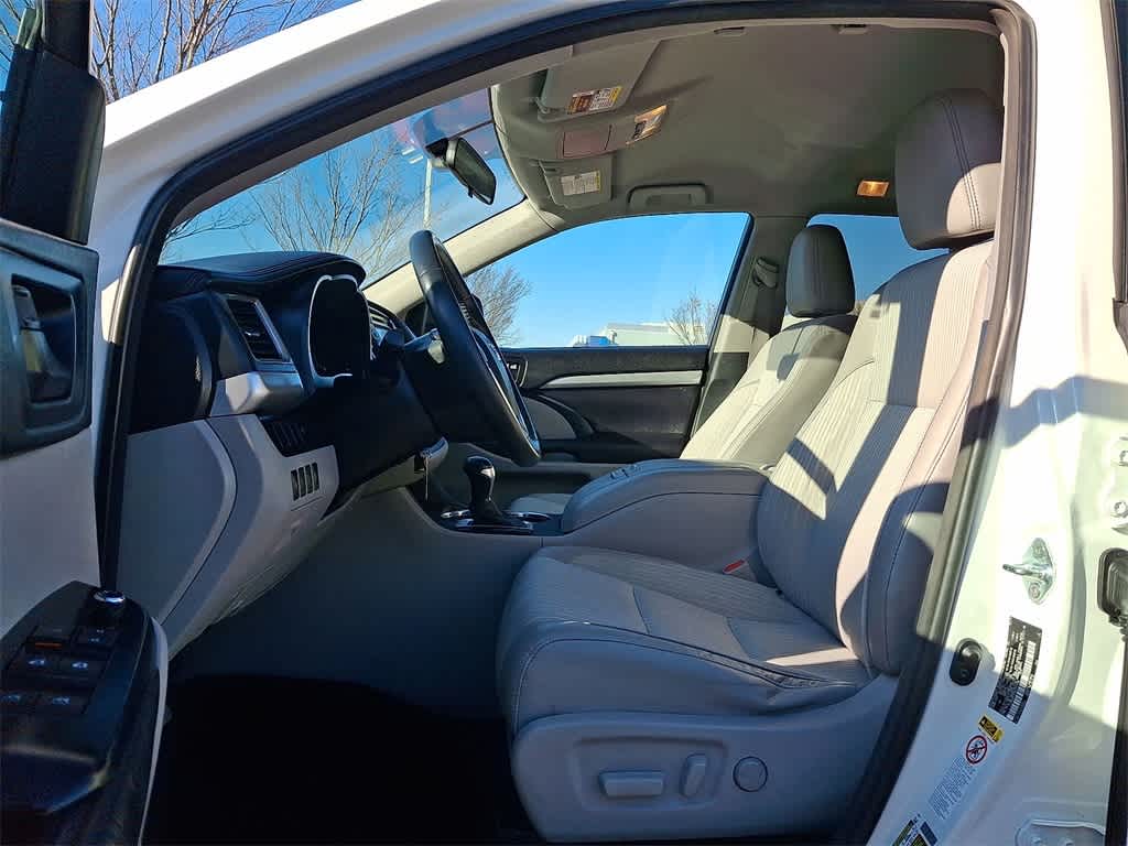 Thumbnail: 2016 Toyota Highlander - 11