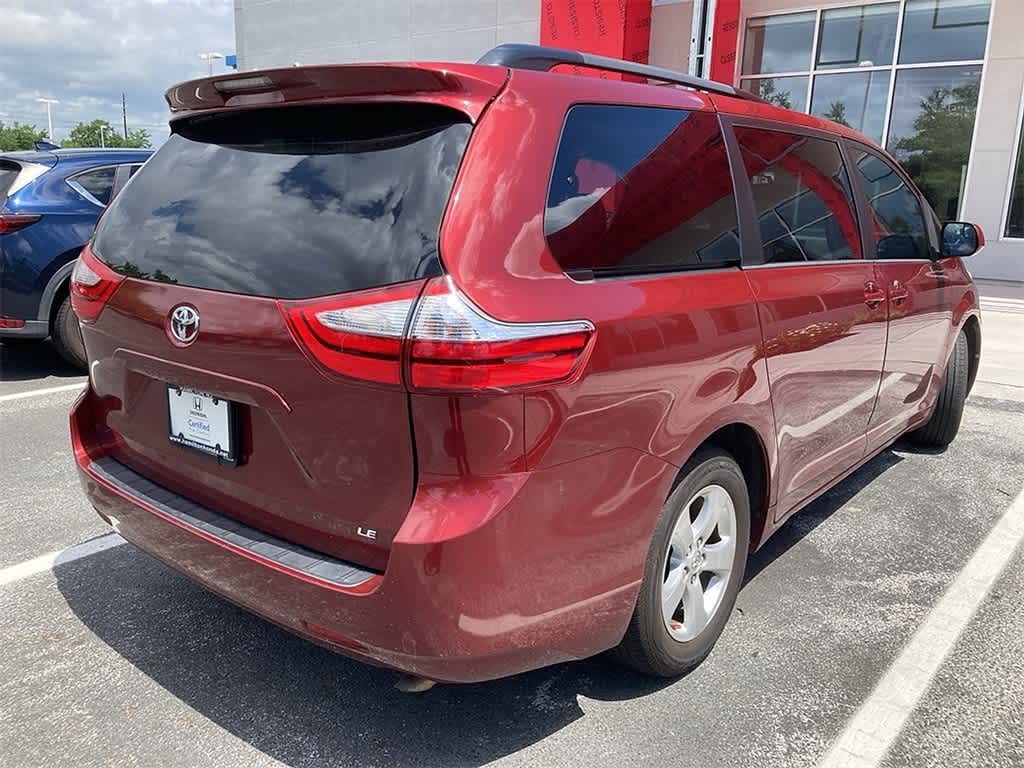 Thumbnail: 2015 Toyota Sienna - 4