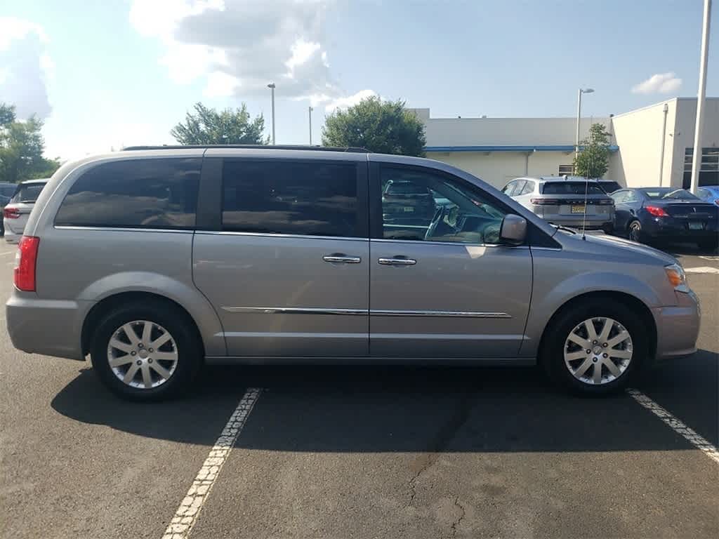 Thumbnail: 2016 Chrysler Town & Country - 4