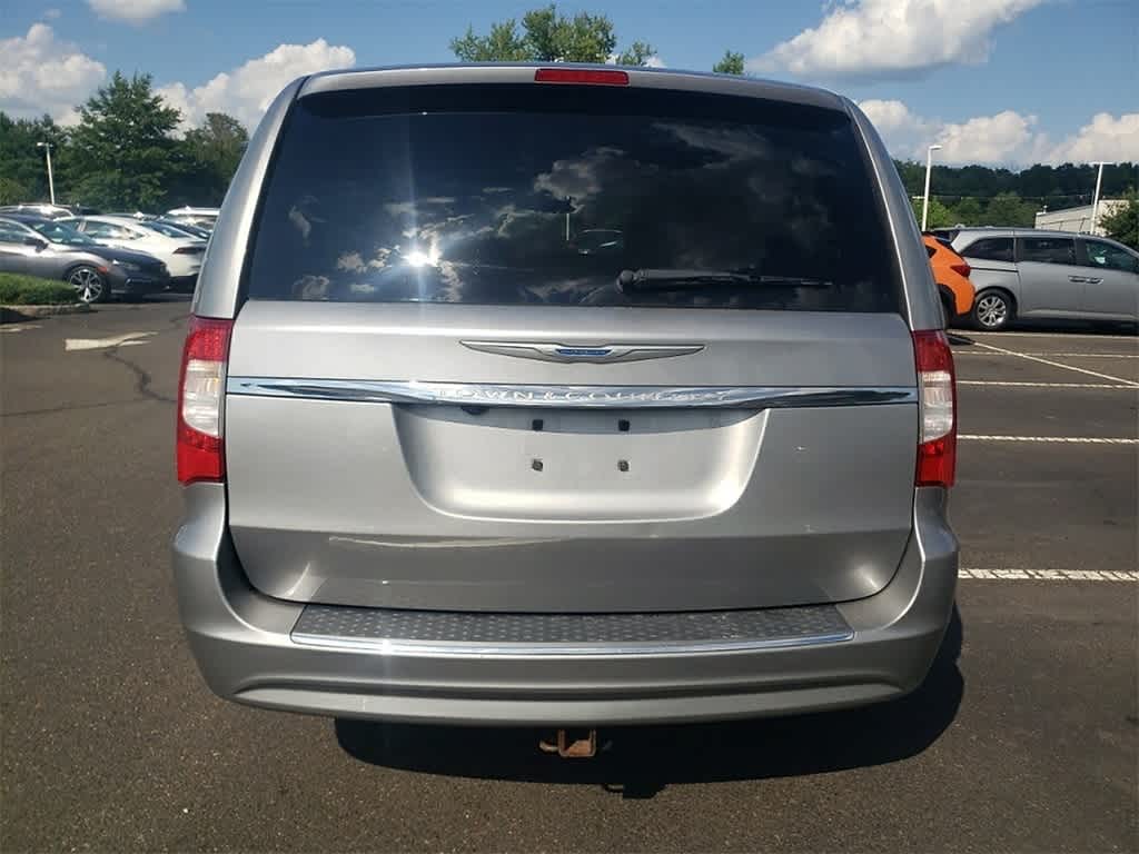 Thumbnail: 2016 Chrysler Town & Country - 6