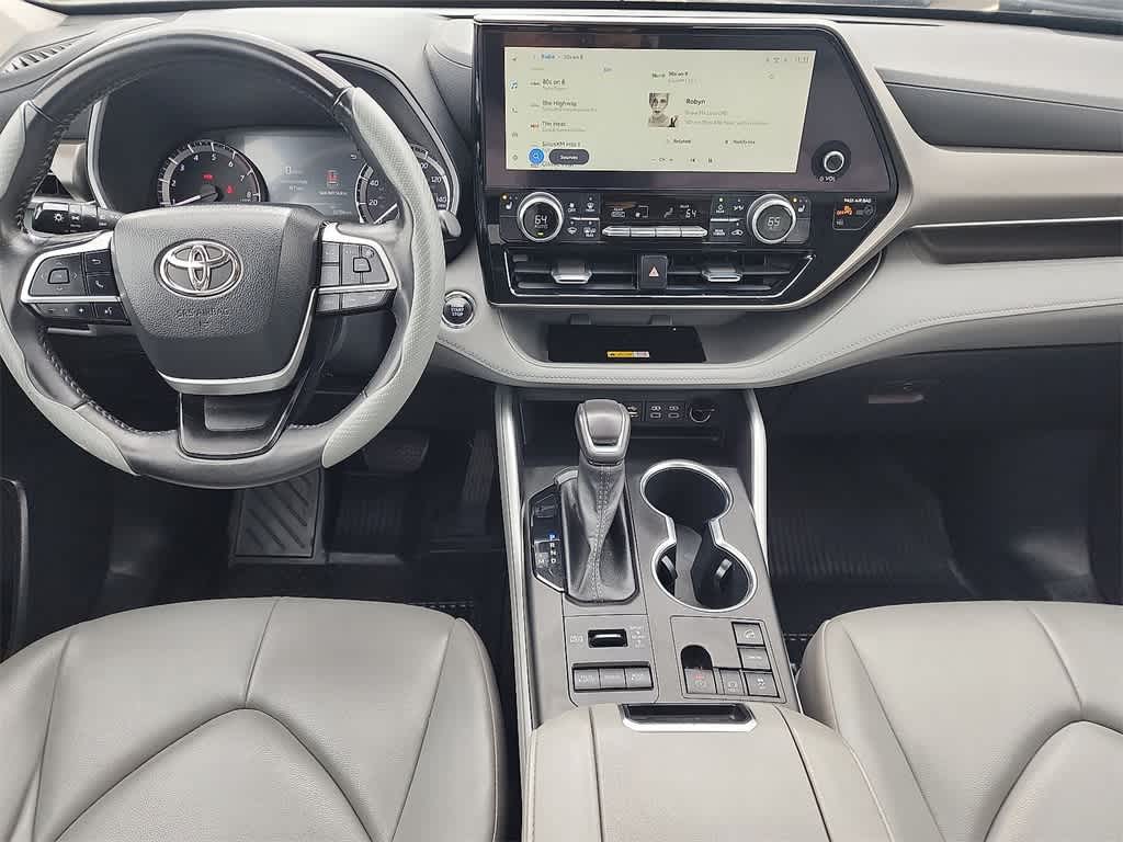 Thumbnail: 2023 Toyota Highlander - 10
