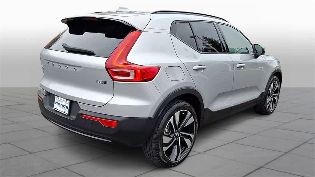 Thumbnail: 2023 Volvo XC40 - 8