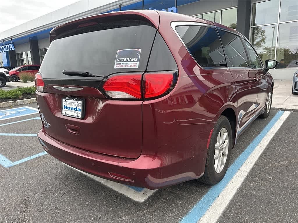 Thumbnail: 2017 Chrysler Pacifica - 4