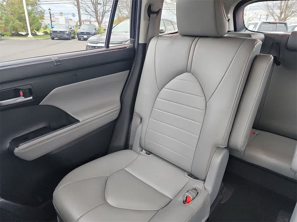 Thumbnail: 2023 Toyota Highlander - 12