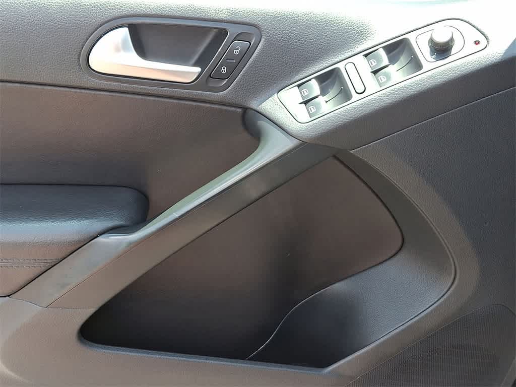 Thumbnail: 2016 Volkswagen Tiguan - 10