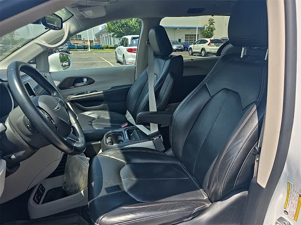 Thumbnail: 2017 Chrysler Pacifica - 8