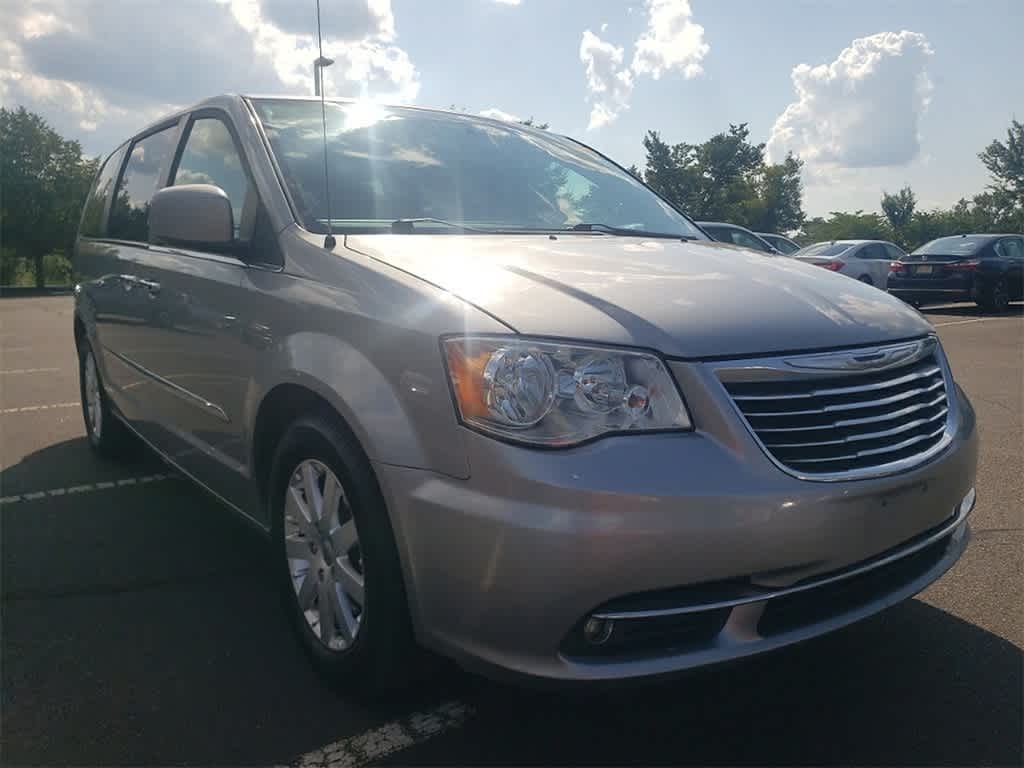 Thumbnail: 2016 Chrysler Town & Country - 3