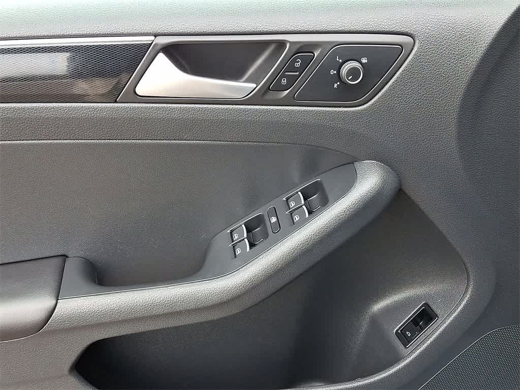 Thumbnail: 2016 Volkswagen Jetta - 10