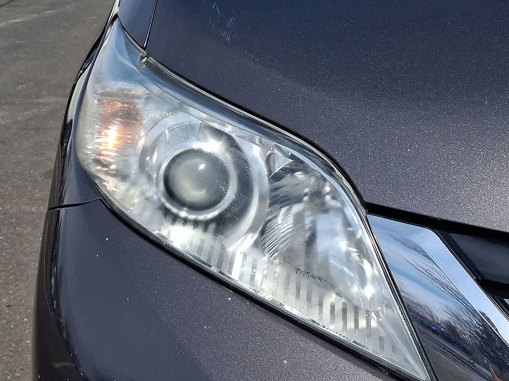 Thumbnail: 2011 Toyota Sienna - 27