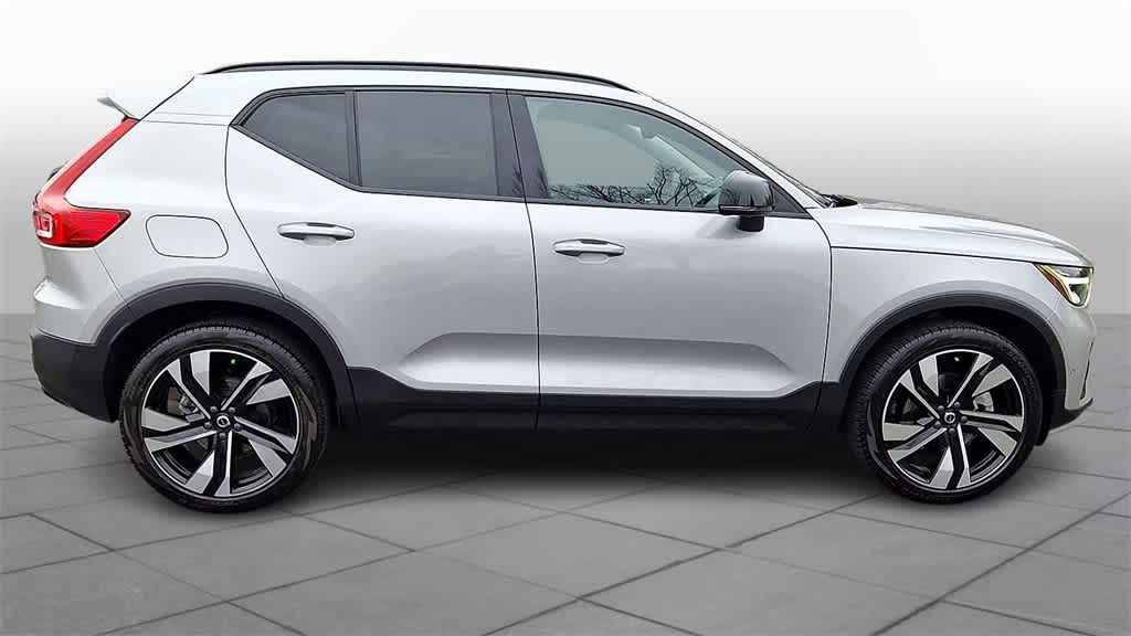 Thumbnail: 2023 Volvo XC40 - 9