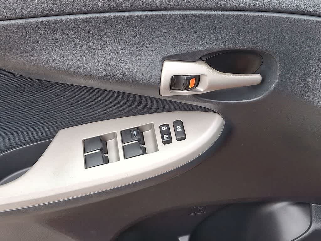 Thumbnail: 2013 Toyota Corolla - 10