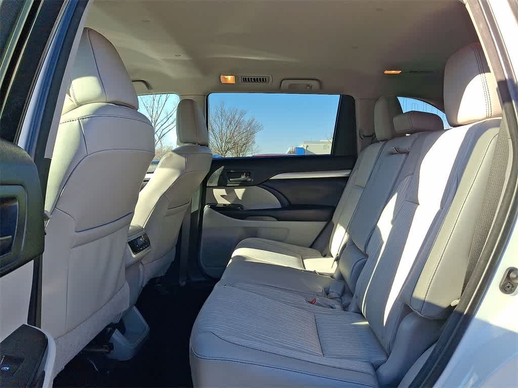 Thumbnail: 2016 Toyota Highlander - 20