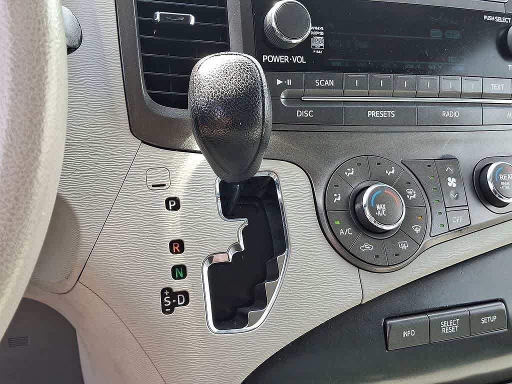 Thumbnail: 2011 Toyota Sienna - 12