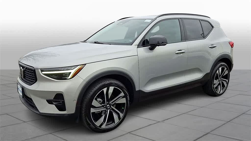 Thumbnail: 2023 Volvo XC40 - 4