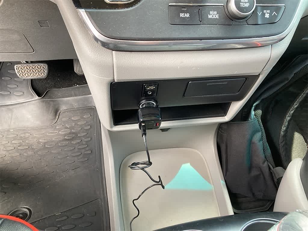 Thumbnail: 2015 Toyota Sienna - 15