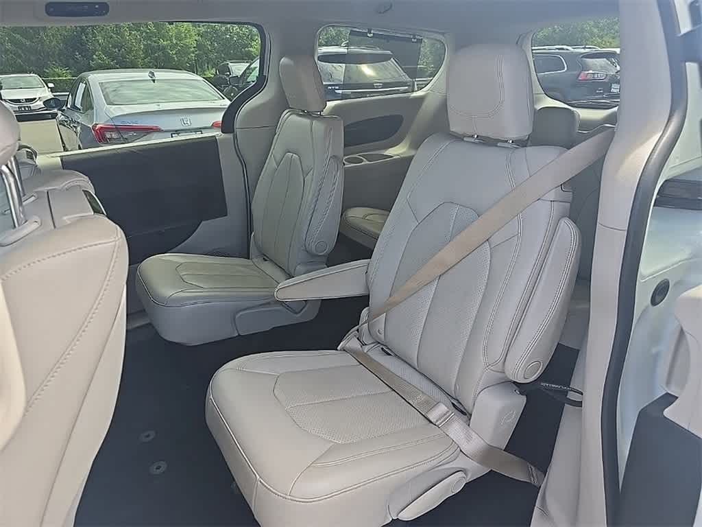 Thumbnail: 2017 Chrysler Pacifica - 7