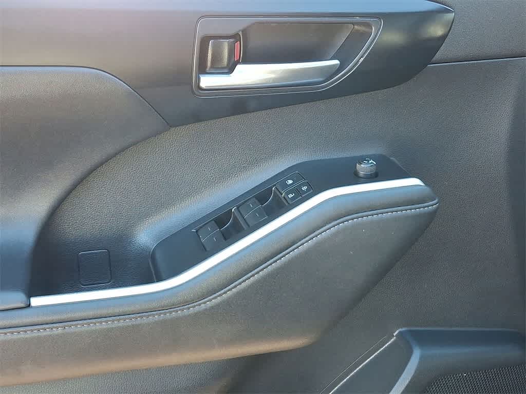 Thumbnail: 2021 Toyota Highlander - 10