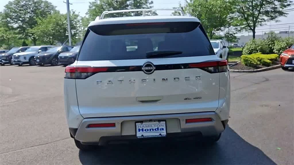 2023 Nissan Pathfinder SL 7