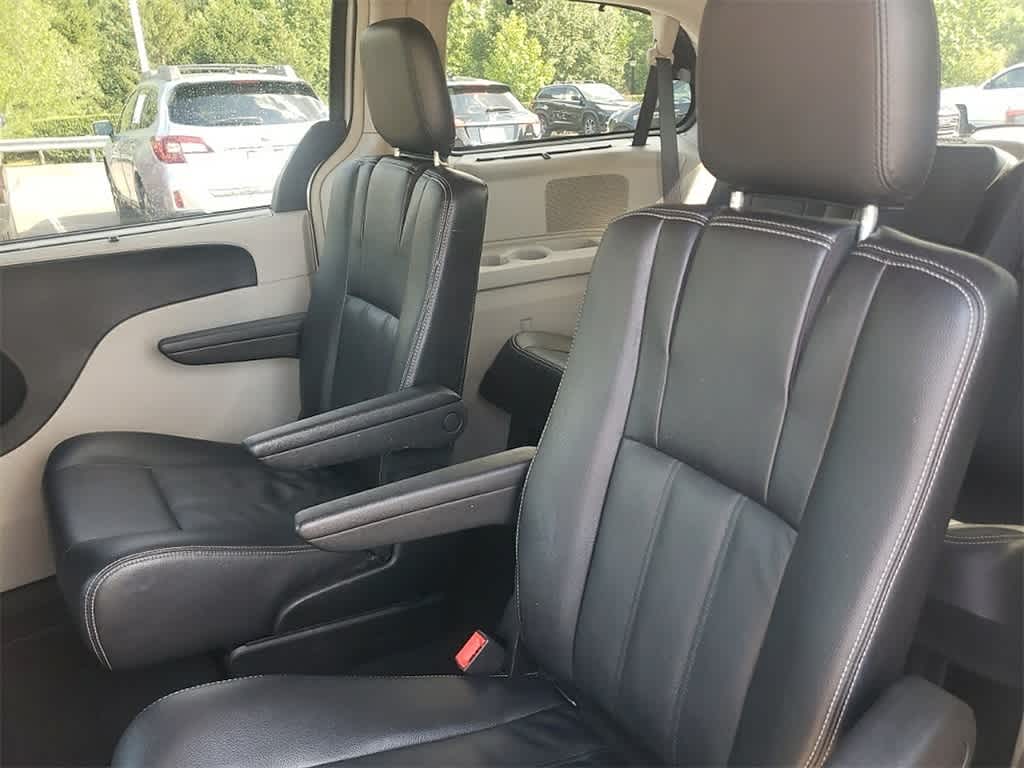 Thumbnail: 2016 Chrysler Town & Country - 12