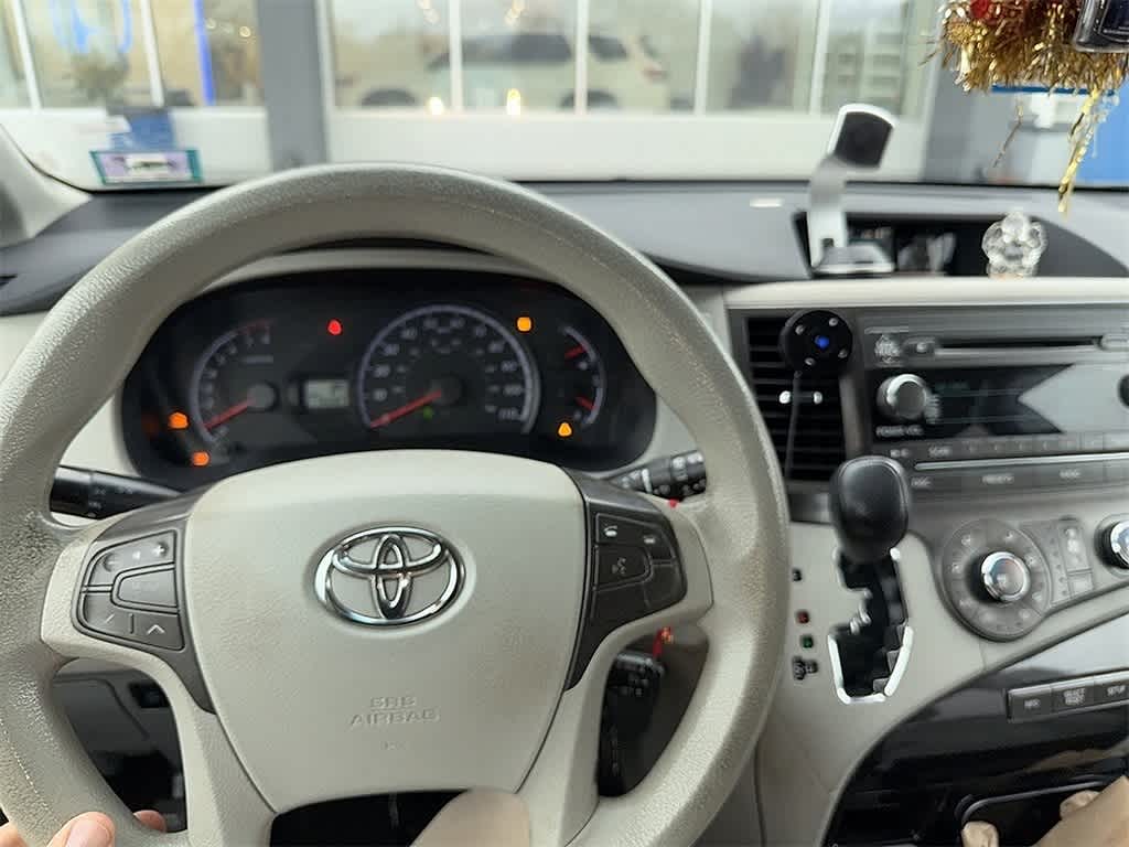 Thumbnail: 2011 Toyota Sienna - 7