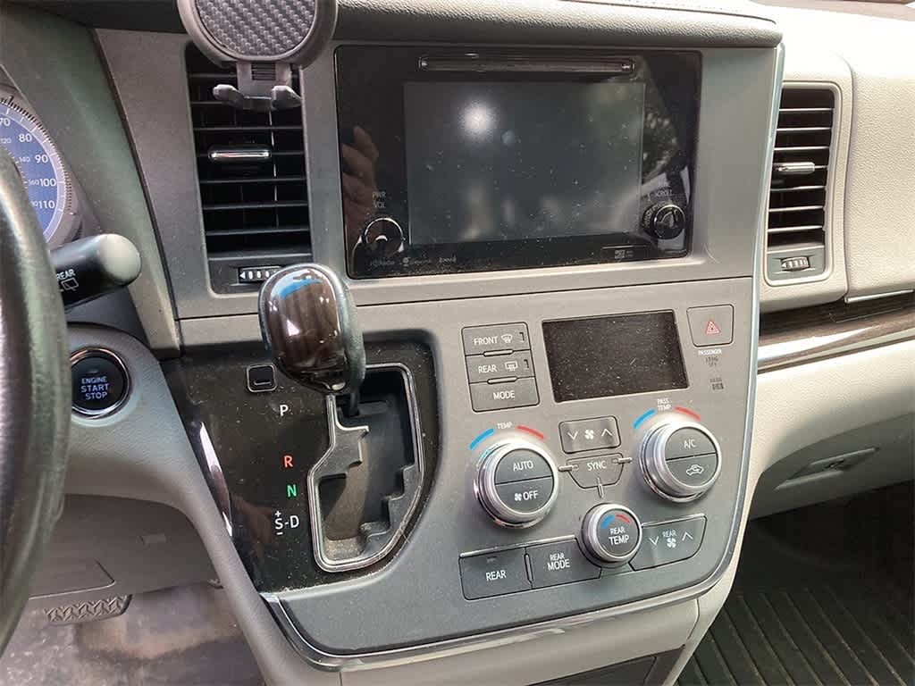 Thumbnail: 2017 Toyota Sienna - 11