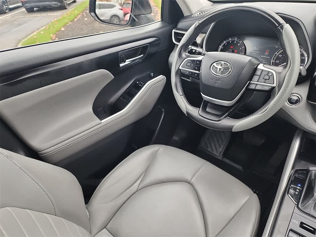 Thumbnail: 2023 Toyota Highlander - 15