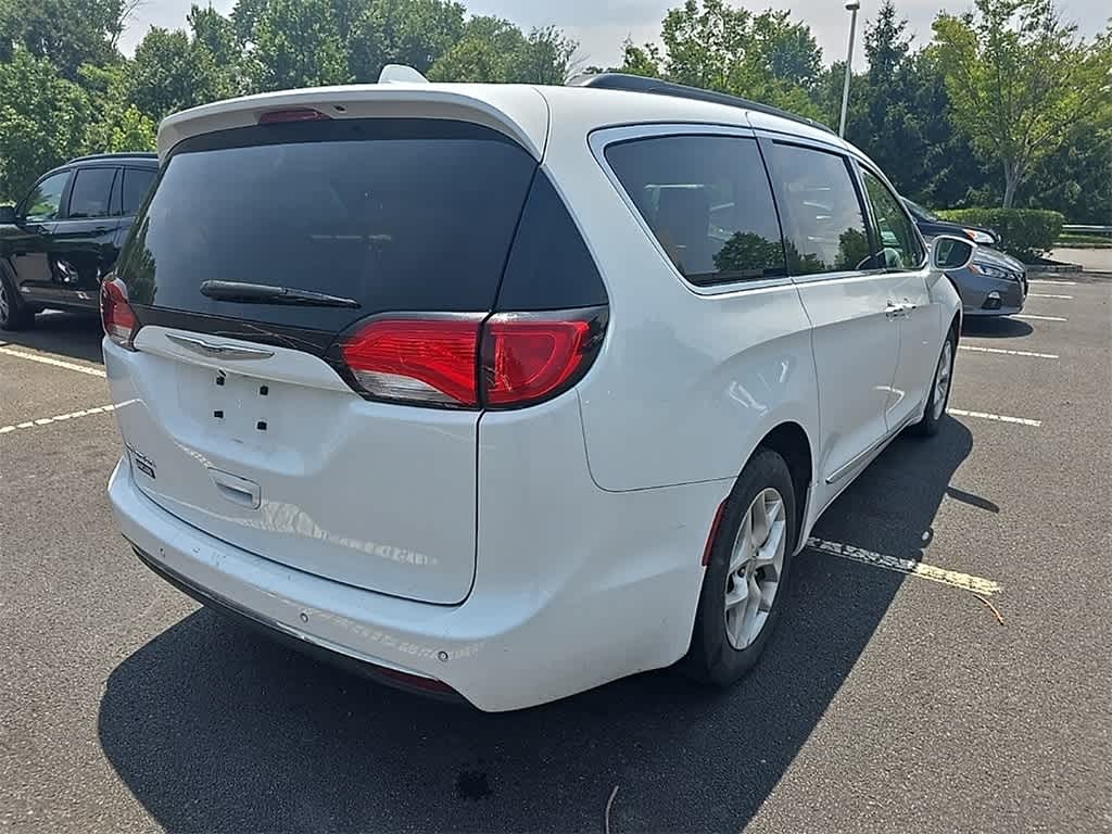 Thumbnail: 2017 Chrysler Pacifica - 4