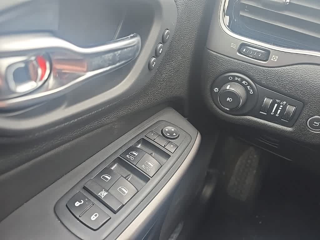 Thumbnail: 2019 Jeep Cherokee - 15