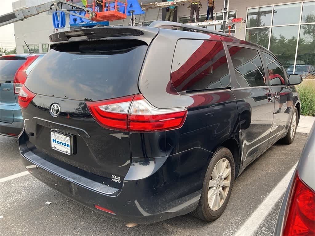 Thumbnail: 2017 Toyota Sienna - 4
