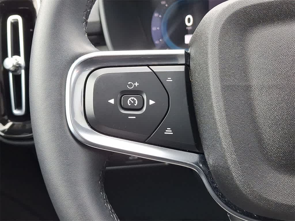 Thumbnail: 2023 Volvo XC40 - 17