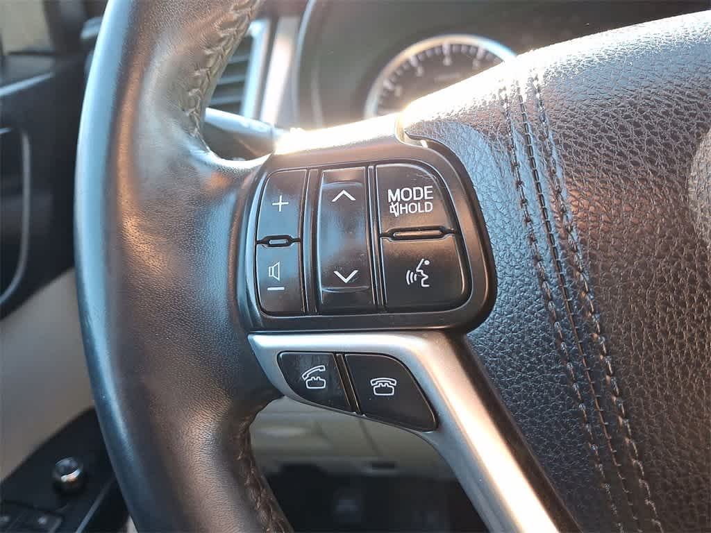 Thumbnail: 2016 Toyota Highlander - 17