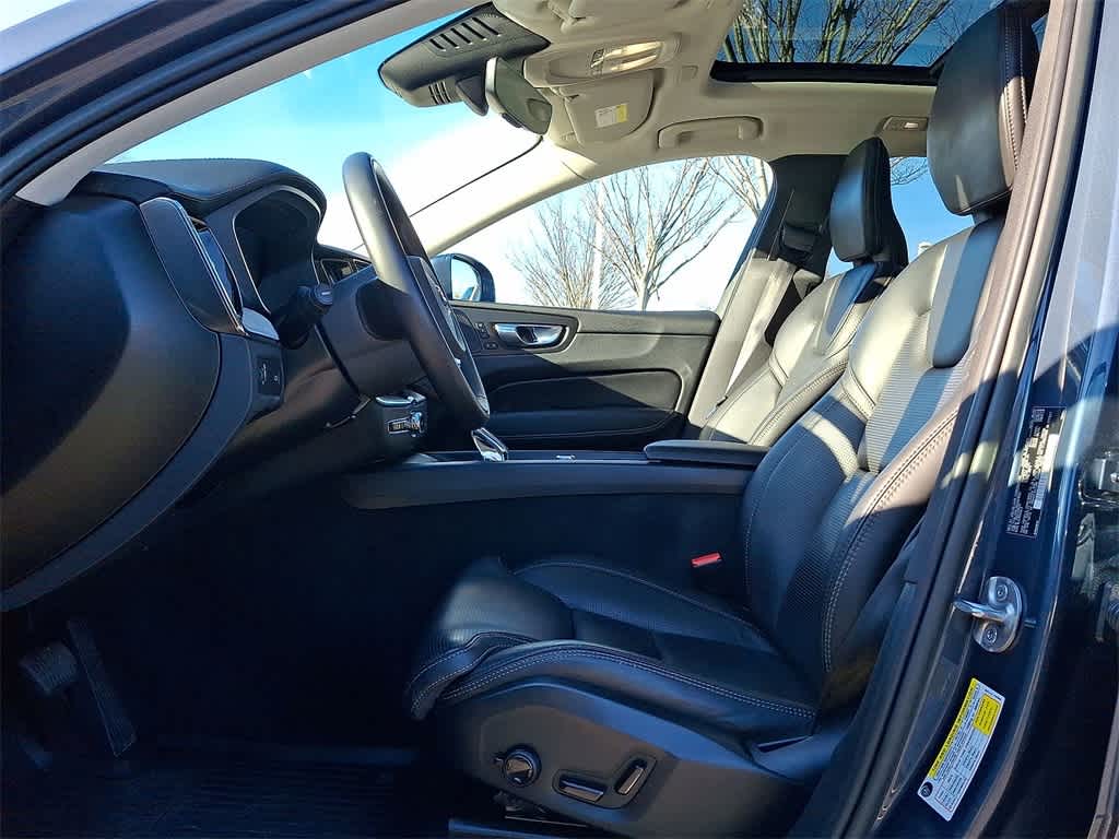 Thumbnail: 2022 Volvo XC60 - 11