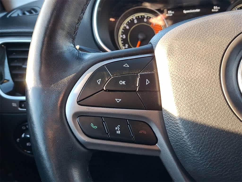 Thumbnail: 2019 Jeep Cherokee - 17