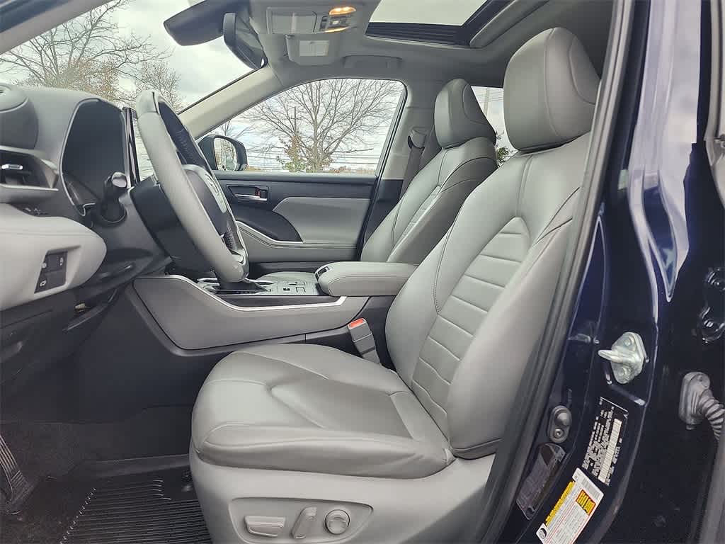 Thumbnail: 2023 Toyota Highlander - 17