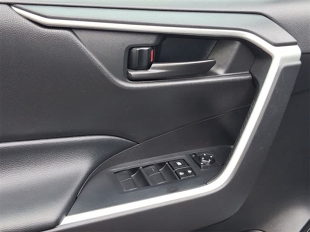 2022 Toyota RAV4 LE 10