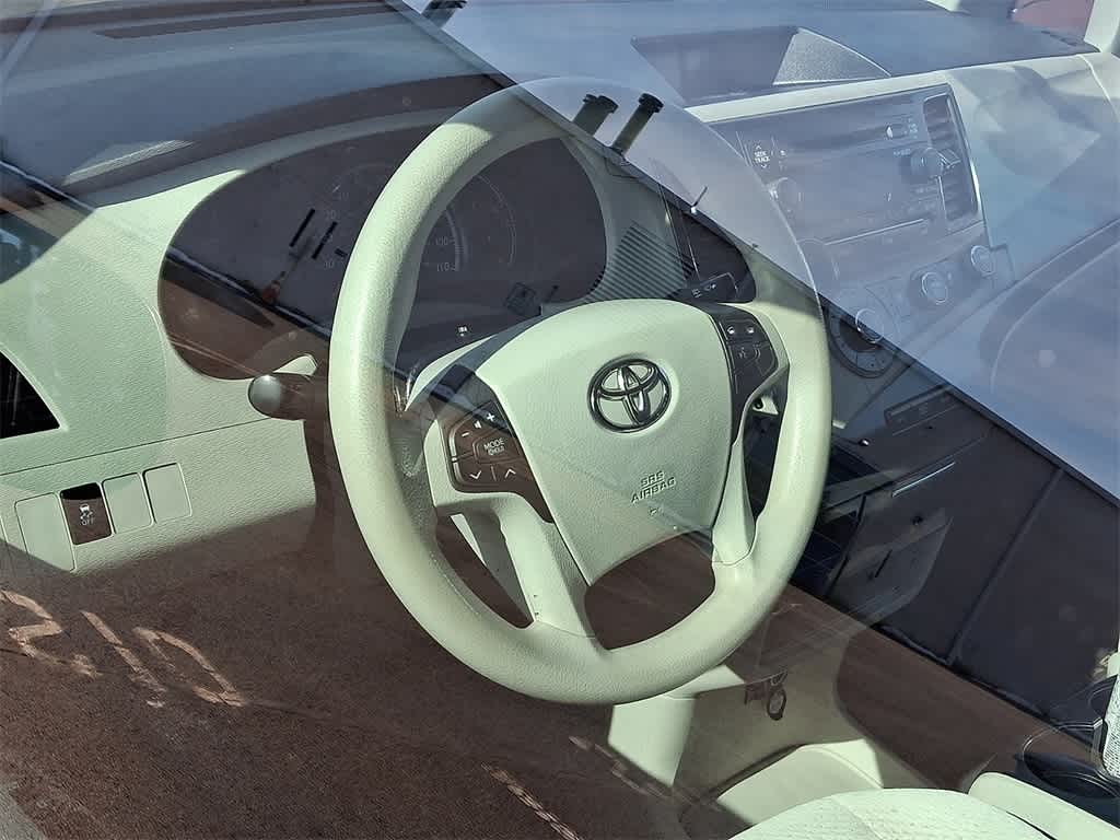 Thumbnail: 2011 Toyota Sienna - 21