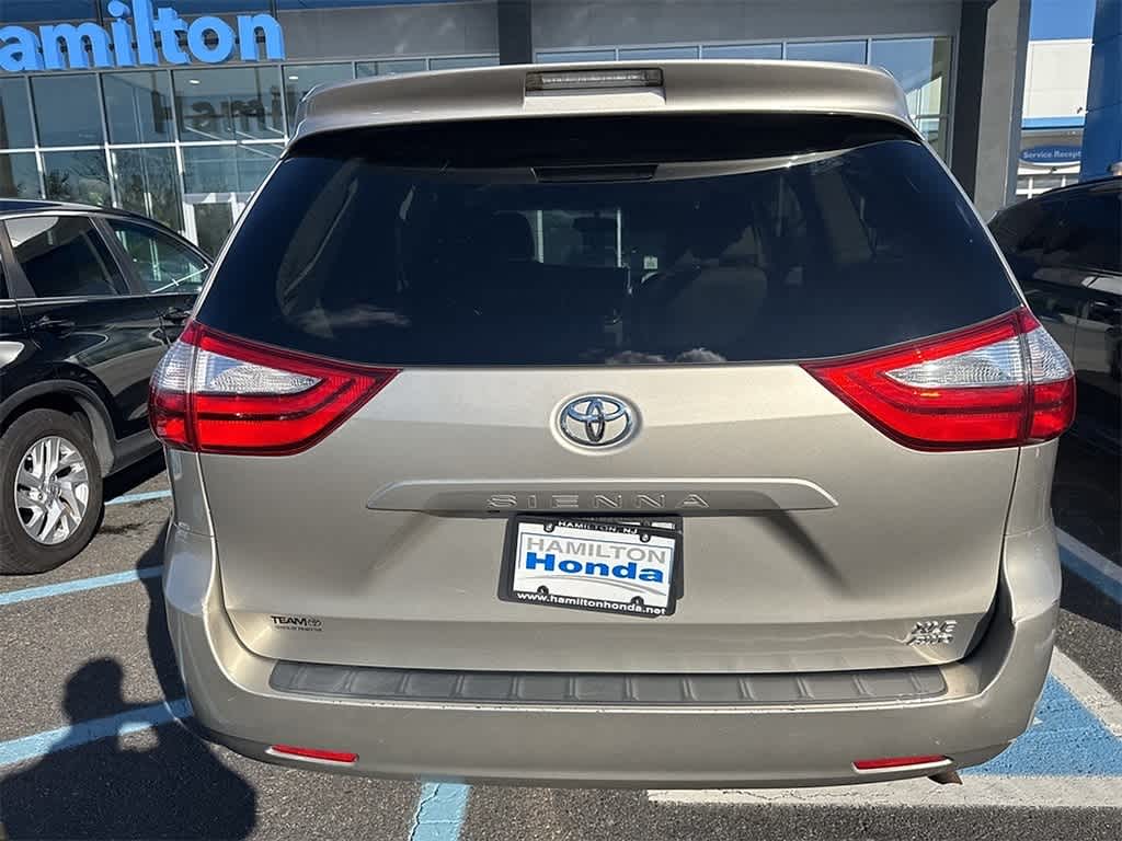 Thumbnail: 2016 Toyota Sienna - 5