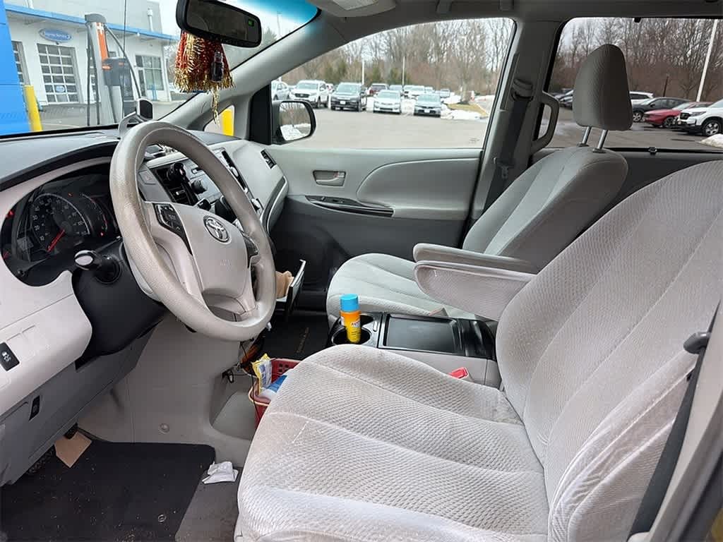 Thumbnail: 2011 Toyota Sienna - 8