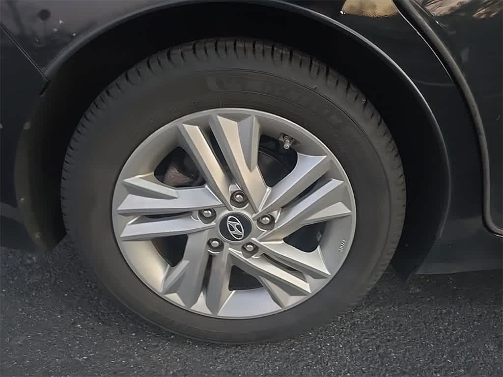 Thumbnail: 2019 Hyundai Elantra - 11