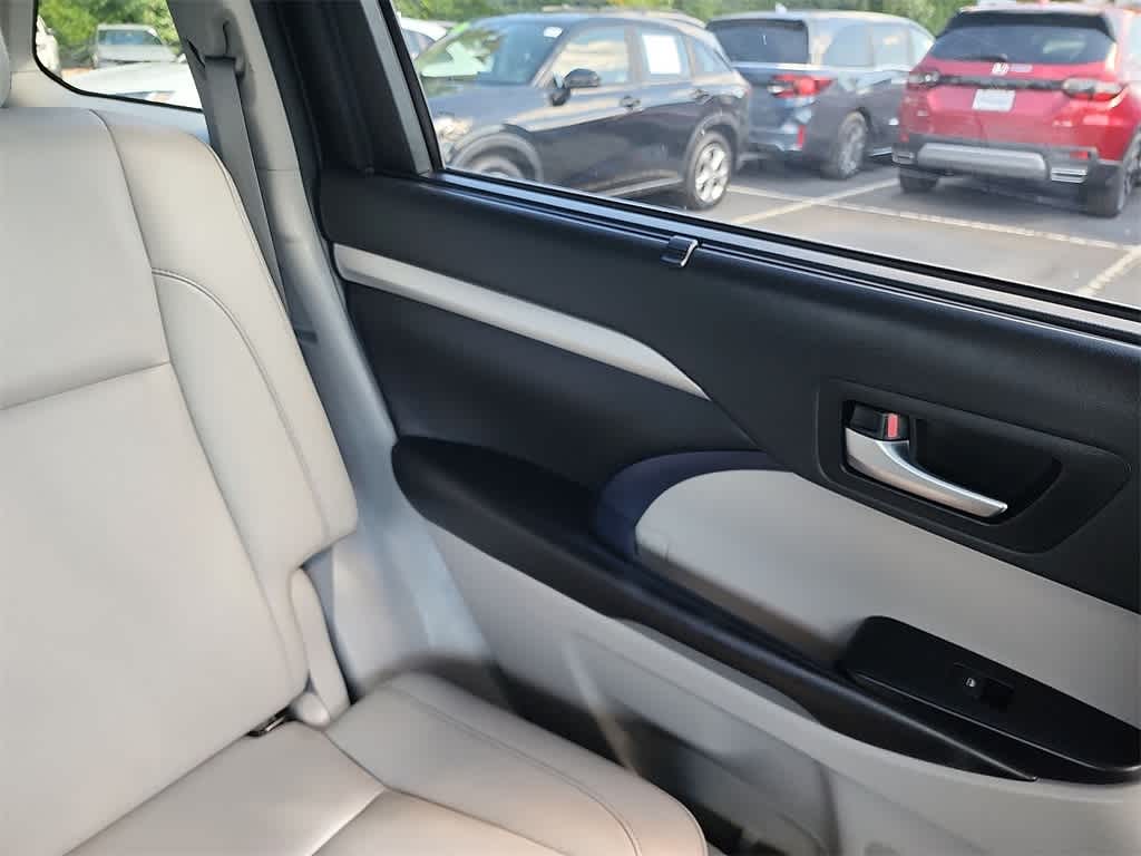 Thumbnail: 2019 Toyota Highlander - 14