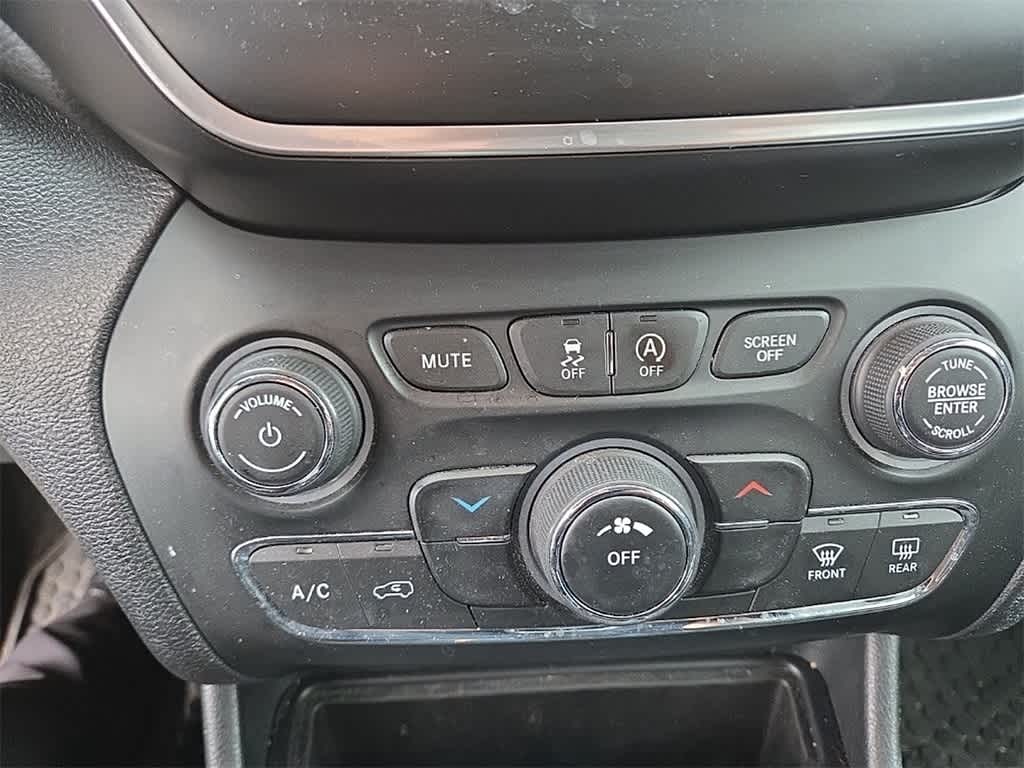 Thumbnail: 2019 Jeep Cherokee - 18