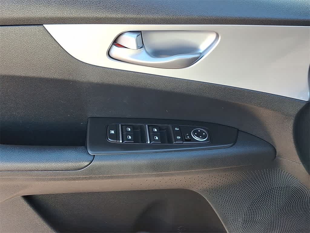 Thumbnail: 2022 Kia Forte - 10