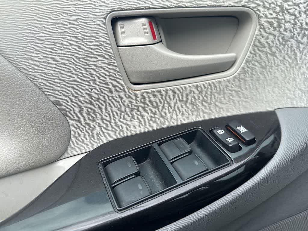 Thumbnail: 2013 Toyota Sienna - 10