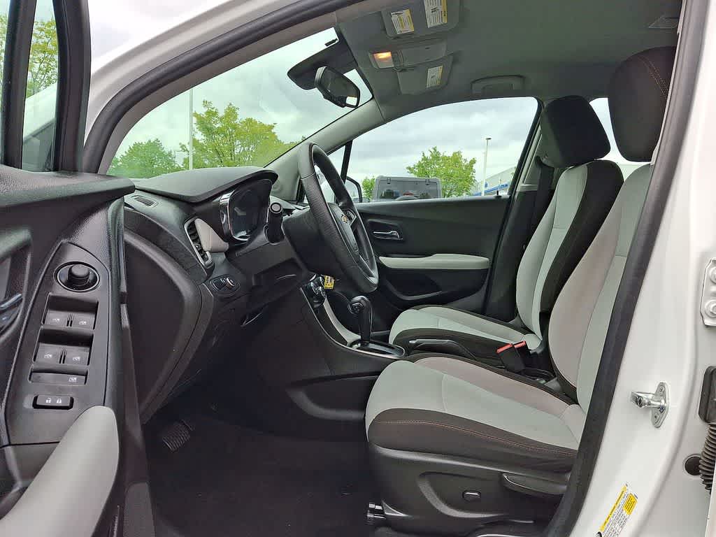 Thumbnail: 2017 Chevrolet Trax - 11