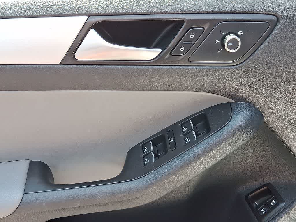 Thumbnail: 2014 Volkswagen Jetta - 10
