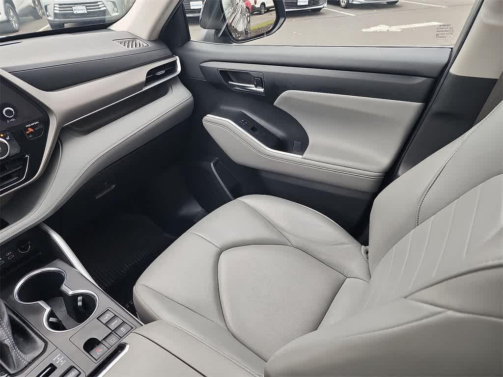 Thumbnail: 2023 Toyota Highlander - 11