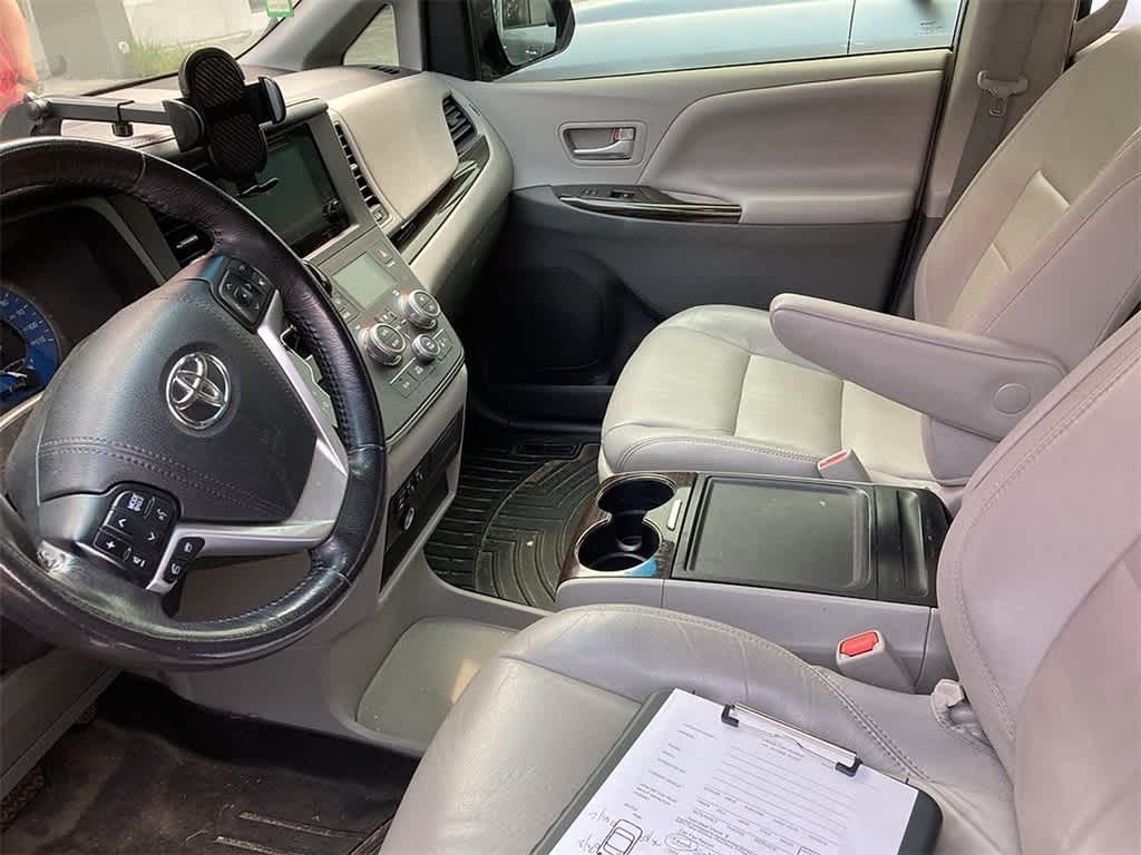 Thumbnail: 2017 Toyota Sienna - 9