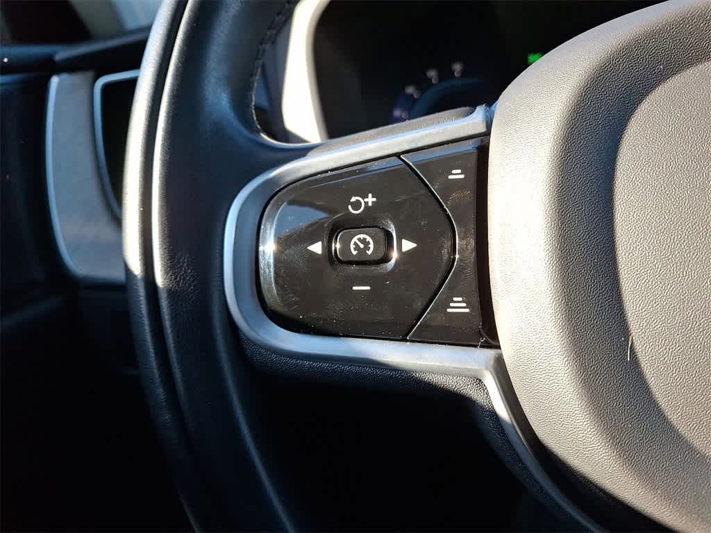 Thumbnail: 2022 Volvo XC60 - 17