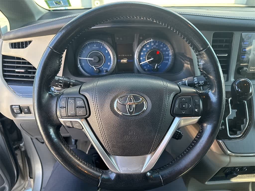 Thumbnail: 2016 Toyota Sienna - 9